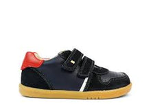 Calzado barefoot I-Walk Riley para niño en color azul marino y rojo, de BOBUX ESPAÑA Y PORTUGAL, con diseño cómodo y flexible.