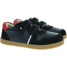 Zapatos barefoot I Walk Riley de BOBUX para niño en azul marino y rojo, con suela flexible y diseño cómodo para niños.