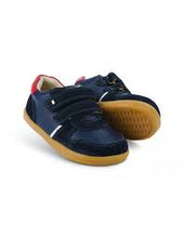 Calzado barefoot I-Walk Riley para niño en azul marino y rojo, de BOBUX ESPAÑA Y PORTUGAL, con suela flexible y diseño cómodo.