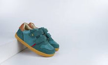 Calzado barefoot I-Walk Riley para niño en color gris y caramelo, de la marca BOBUX ESPAÑA Y PORTUGAL.