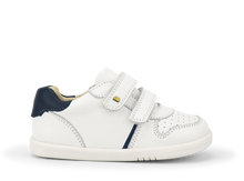 Calzado barefoot I Walk Riley en color blanco y azul marino para unisex, de la marca BOBUX ESPAÑA Y PORTUGAL.