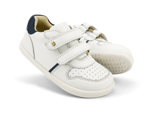 Zapatillas barefoot I Walk Riley de BOBUX en color blanco y azul marino para unisex, vistas desde el lateral.