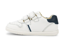 Zapatos barefoot I Walk Riley unisex en blanco y azul marino, con suela flexible y diseño cómodo de BOBUX ESPAÑA Y PORTUGAL.