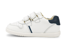 Zapatos barefoot I Walk Riley unisex en blanco y azul marino, de BOBUX ESPAÑA Y PORTUGAL, con suela flexible y diseño cómodo.