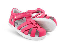 Sandalia barefoot I-Walk Tropicana II Guayaba para niña de la marca BOBUX ESPAÑA Y PORTUGAL, con diseño colorido y suela flexible.