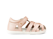 Sandalia barefoot I Walk Tropicana II Seashell Shimmer para niña, con detalles en concha y acabado brillante, de la marca BOBUX ESPAÑA.