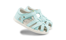 Sandalia barefoot I Walk Tropicana II Mist para niña de BOBUX, con diseño cómodo y transpirable, color azul y detalles en rosa.