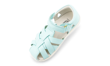Sandalias barefoot I Walk Tropicana II Mist para niña de BOBUX, con diseño cómodo y transpirable, en color azul claro.