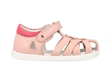 Sandalias barefoot I Walk Tropicana II para niña en tonos guayaba y con detalles de conchas marinas, de la marca BOBUX ESPAÑA Y PORTUGAL.