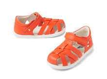 Sandalia barefoot I-Walk Tropicana II Tangerine para niña de BOBUX, con tiras naranjas y suela flexible, diseñada para comodidad.