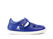 Sandalia barefoot I-Walk Zap II para niño en color arándano, con suela flexible y cierre ajustable, de BOBUX ESPAÑA Y PORTUGAL.