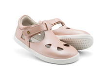Sandalia Barefoot I-Walk Zap II Seashell Shimmer para niña de BOBUX, con detalles de concha y acabado brillante en la parte superior.