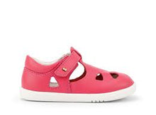 Sandalia barefoot I Walk Zap II para niña en color guayaba, con diseño cómodo y flexible de la marca BOBUX ESPAÑA Y PORTUGAL.