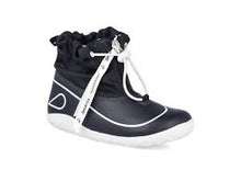 Bota barefoot I Walk Splash azul marino para niño de BOBUX ESPAÑA Y PORTUGAL, con suela flexible y diseño resistente.