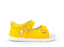 Sandalia barefoot I Walk Rise amarilla para niña de la marca BOBUX ESPAÑA Y PORTUGAL, con diseño cómodo y ligero para verano.