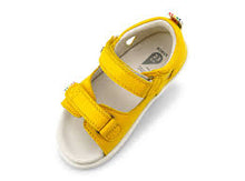 Sandalia Barefoot I Walk Rise Amarilla para niña de la marca BOBUX ESPAÑA Y PORTUGAL, con diseño cómodo y color amarillo brillante.