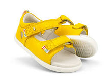 Sandalia barefoot I Walk Rise amarilla para niña de BOBUX ESPAÑA Y PORTUGAL, con diseño cómodo y color brillante.