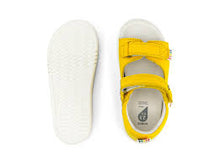 Sandalia barefoot I Walk Rise amarilla para niña de BOBUX ESPAÑA Y PORTUGAL, con diseño cómodo y suela flexible.