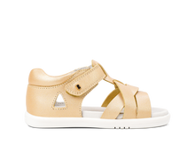 Sandalia barefoot I Walk Cove Oro Pálido para niña de BOBUX, con suela flexible y diseño cómodo en color oro pálido.