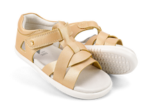 Sandalia barefoot I Walk Cove Oro Pálido para niña de la marca BOBUX ESPAÑA Y PORTUGAL, con diseño cómodo y elegante.