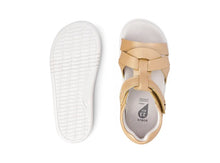 Sandalia barefoot I Walk Cove Oro Pálido para niña de BOBUX ESPAÑA Y PORTUGAL, con diseño cómodo y tiras doradas.