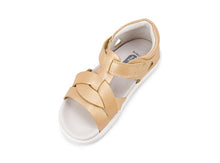 Sandalia barefoot I Walk Cove Oro Pálido para niña, marca BOBUX, con tiras y suela flexible, vista desde el lado.