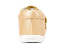 Sandalia barefoot I Walk Cove Oro Pálido para niña de BOBUX ESPAÑA Y PORTUGAL, con tiras en color oro pálido y suela flexible.