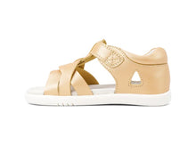Sandalia barefoot I Walk Cove Oro Pálido para niña de BOBUX, con tiras y suela flexible, en color oro suave.