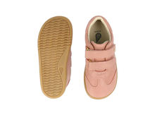 Calzado barefoot I Walk Sprite Rosa para niña de la marca BOBUX ESPAÑA Y PORTUGAL, con diseño cómodo y color rosa brillante.
