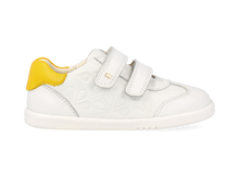 Zapatos barefoot I Walk Sprite BOBUX para niña, en color blanco y amarillo, con textura embossada, ideales para niños pequeños.