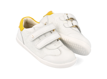 Zapatos barefoot I Walk Sprite BOBUX para niña, en color blanco y amarillo con textura embossada, calzado cómodo y flexible.