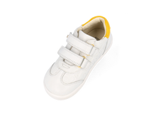 Zapatos barefoot I Walk Sprite blancas y amarillas para niña, con textura grabada y suela flexible, de BOBUX ESPAÑA Y PORTUGAL.