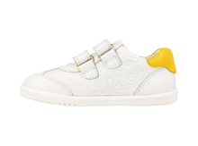 Zapatos barefoot I Walk Sprite en blanco y amarillo para niña de BOBUX ESPAÑA Y PORTUGAL, con textura embossada.