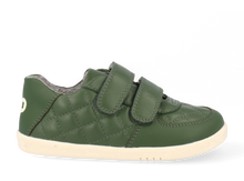 Zapatos barefoot I Walk Stitch Bosque para niño de BOBUX ESPAÑA Y PORTUGAL, calzado cómodo con diseño en tonos verdes y marrón.