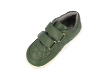 Calzado barefoot I Walk Stitch Bosque para niño de BOBUX, zapato ligero con costuras en tonos verdes y detalles en color natural.