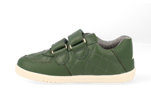 Zapatos barefoot I Walk Stitch Bosque para niño de BOBUX ESPAÑA Y PORTUGAL, con diseño en color bosque y suela flexible.