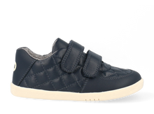 Calzado barefoot I Walk Stitch para niño en color azul marino, de la marca BOBUX ESPAÑA Y PORTUGAL.