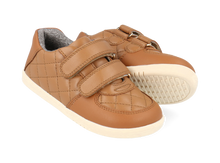 Zapatos barefoot I Walk Stitch Caramelo para niño de BOBUX ESPAÑA Y PORTUGAL, con diseño cómodo y transpirable, en color caramelo.