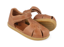 Sandalia barefoot I Walk Compass de BOBUX España y Portugal en color caramelo para niño, con suela flexible y diseño ligero.