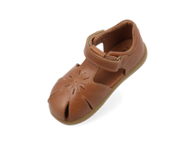 Sandalia barefoot I Walk Compass de BOBUX España y Portugal para niño en color caramelo, vista lateral con cierre ajustable.