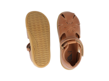 Sandalia barefoot I Walk Compass de BOBUX para niño en color caramelo, con suela flexible y diseño cómodo para pies pequeños.