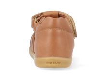 Sandalia Barefoot I Walk Compass para niño en color caramelo, con suela flexible y cierre ajustable, de la marca BOBUX ESPAÑA Y PORTUGAL.