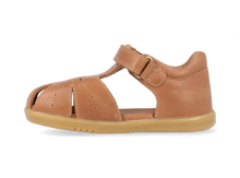 Sandalia barefoot I Walk Compass color caramelo para niño de BOBUX ESPAÑA Y PORTUGAL, con diseño cómodo y flexible.
