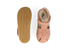 Sandalia barefoot I Walk Compass Rosa para niña de la marca Bobux España y Portugal, con suela flexible y diseño rosa brillante.