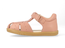 Sandalia barefoot I Walk Compass rosa para niña de BOBUX ESPAÑA Y PORTUGAL, con suela flexible y diseño cómodo.