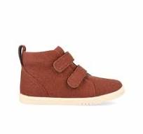 Calzado Step Up Hi Court para bebés en color caramelo, de BOBUX ESPAÑA Y PORTUGAL, ideal para los primeros pasos.