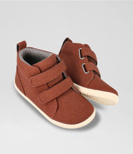 Calzado Step Up Hi Court de BOBUX ESPAÑA Y PORTUGAL en color caramelo, diseñado para los primeros pasos del bebé, resistente y cómodo.