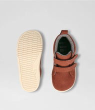 Zapatos Step Up Hi Court para bebés, color caramelo, diseñados para los primeros pasos, de la marca BOBUX ESPAÑA Y PORTUGAL.