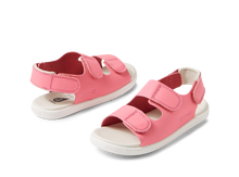 Sandalias barefoot I Walk Topia para niño en color rosa limón, con suela flexible y diseño cómodo de BOBUX ESPAÑA Y PORTUGAL.