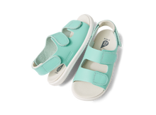 Sandalia Barefoot I-Walk Topia para niño en color azul piscina, de la marca BOBUX ESPAÑA Y PORTUGAL, con diseño cómodo y flexible